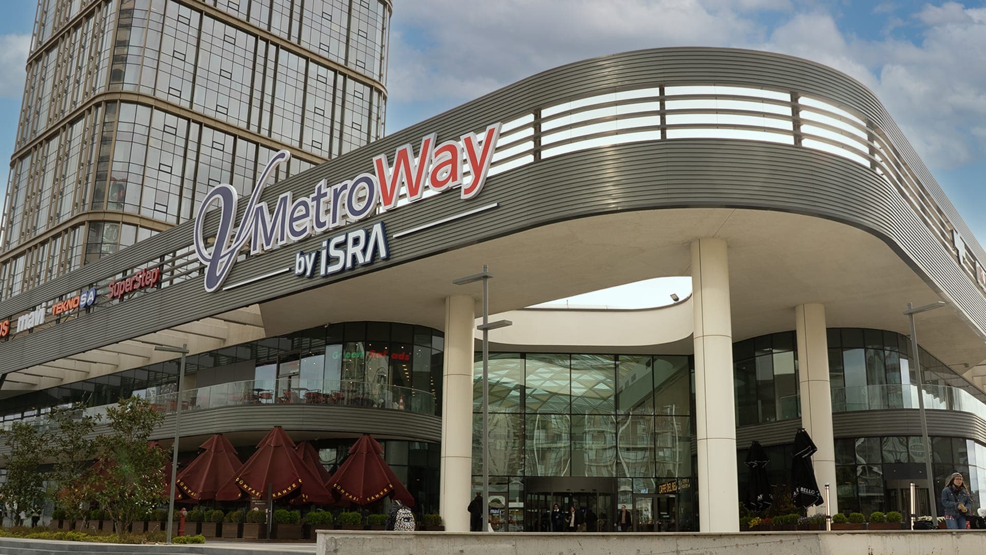 V Metroway ana girişi; kavisli kanopi ve İSRA logolu tabela