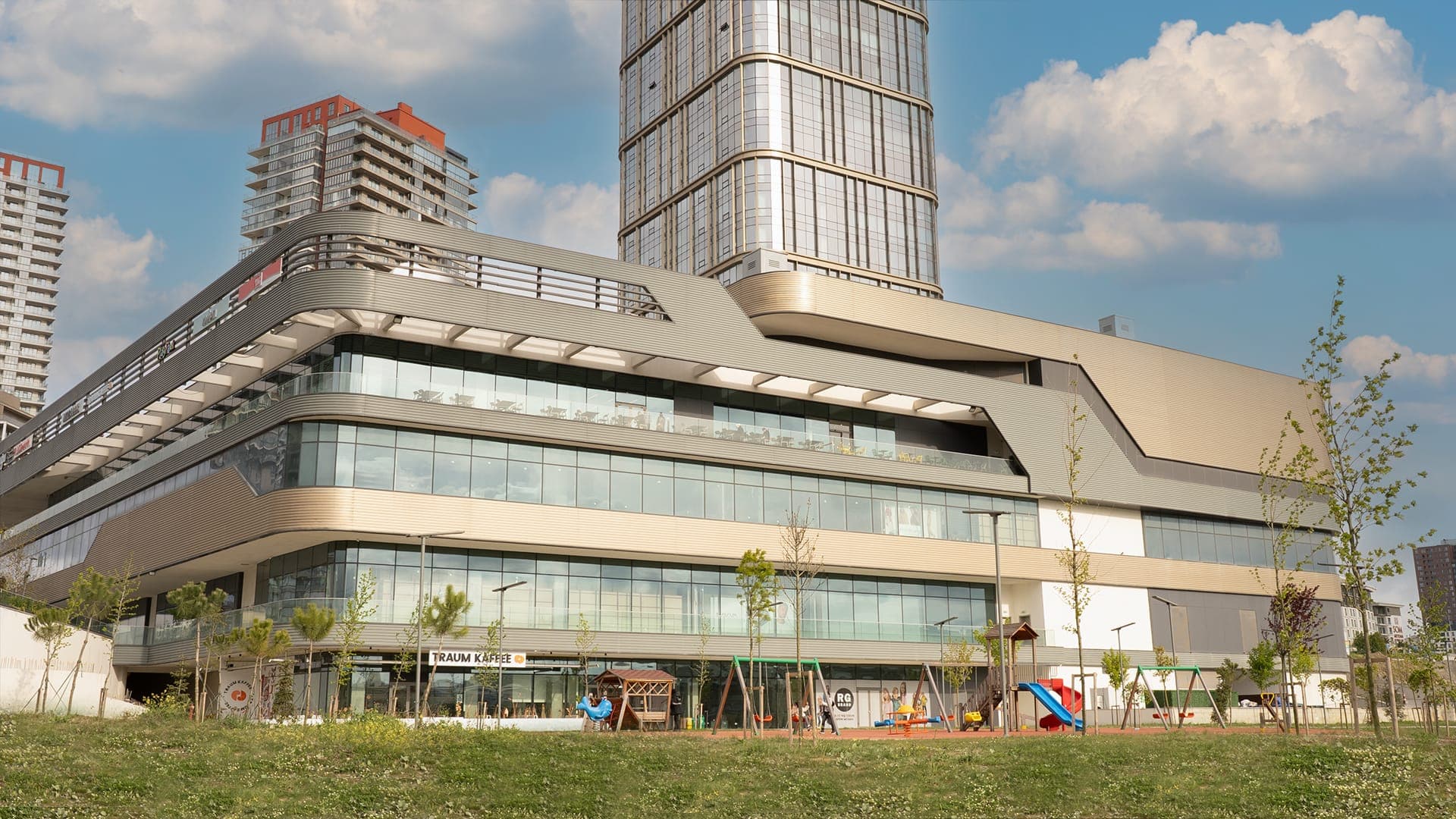 V Metroway'in arkasındaki kule bloğuyla birlikte yandan görünümü